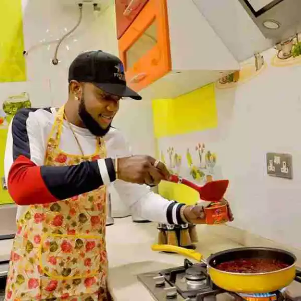 See How Singer Kcee Is Promoting Five Star Tomato (Photos)